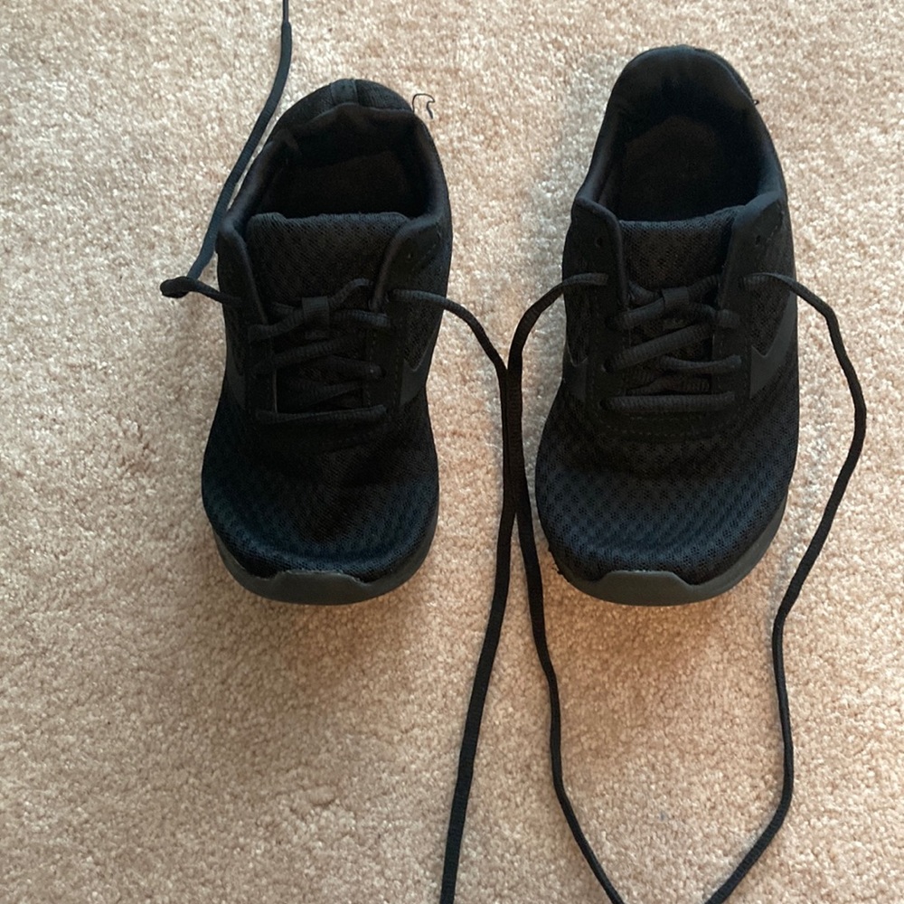 Boys black tennis shoes